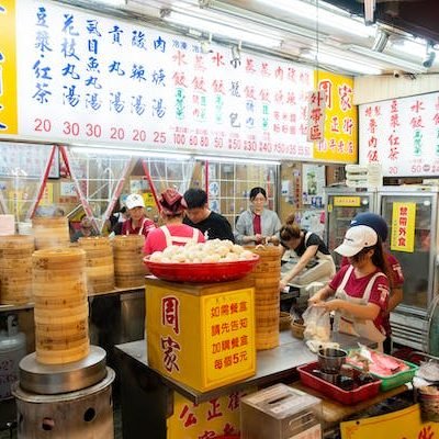 Differences Between a Tourist and Traveler