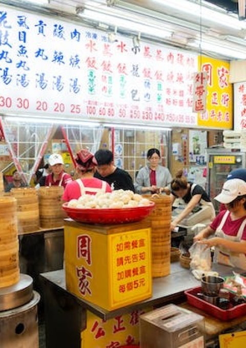 Differences Between a Tourist and Traveler